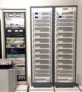 À direita, destaque para o Transmissor FM Energy Saving de 48.000W da Teletronix, em operação na Rádio Cultura em São Paulo/SP.
